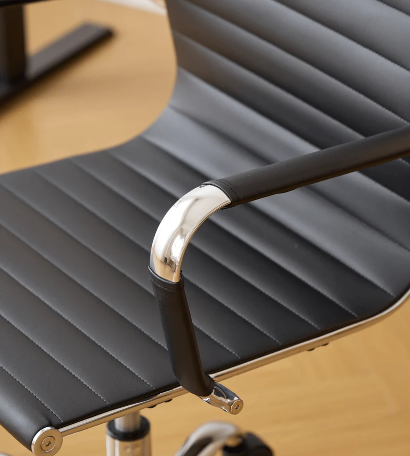 Benjamin-Bürostuhl mit Armlehnen in Schwarz/Chrom