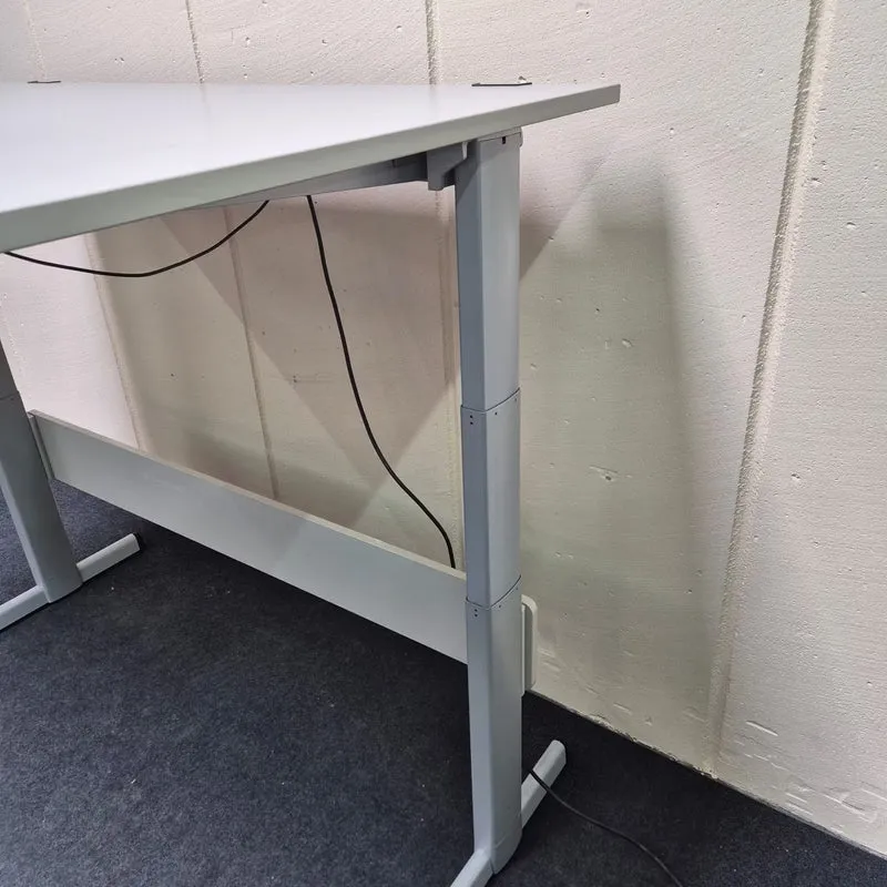 Elektrisch höhenverstellbarer Schreibtisch - Steelcase