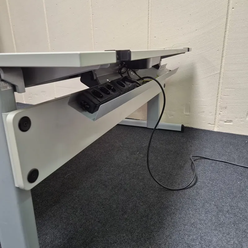 Elektrisch höhenverstellbarer Schreibtisch - Steelcase