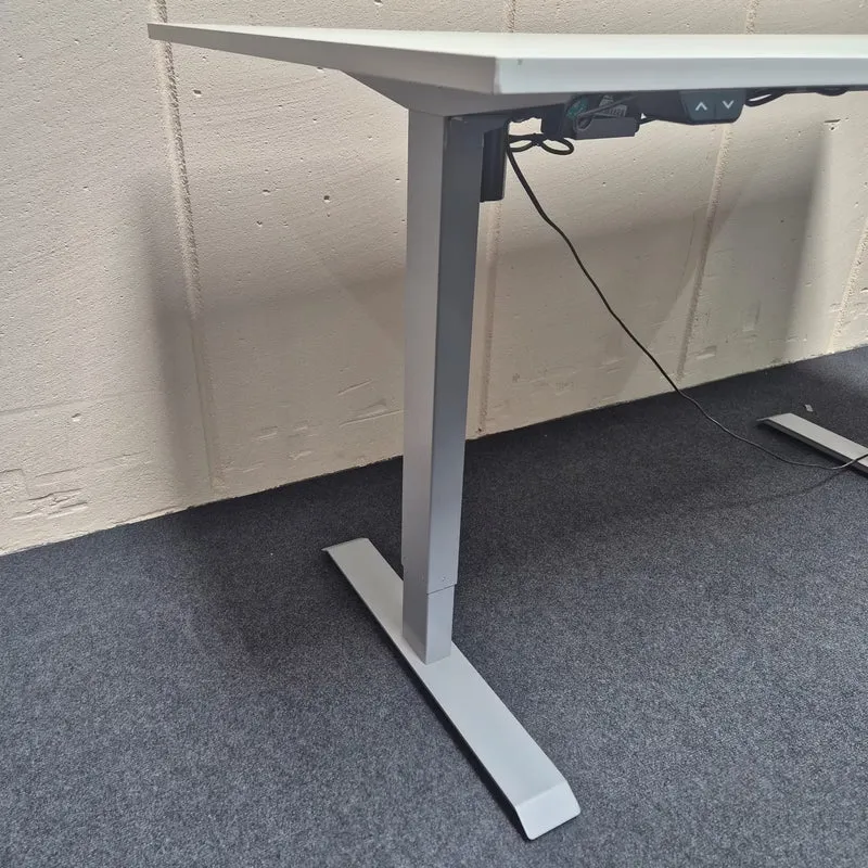 Elektrisch höhenverstellbarer Schreibtisch