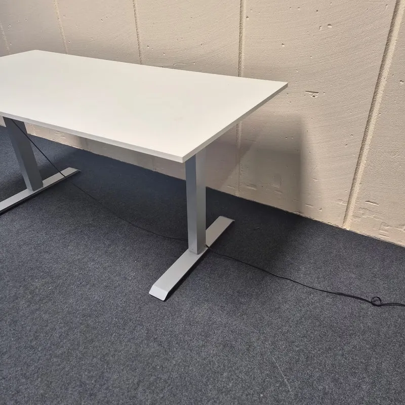 Elektrisch höhenverstellbarer Schreibtisch