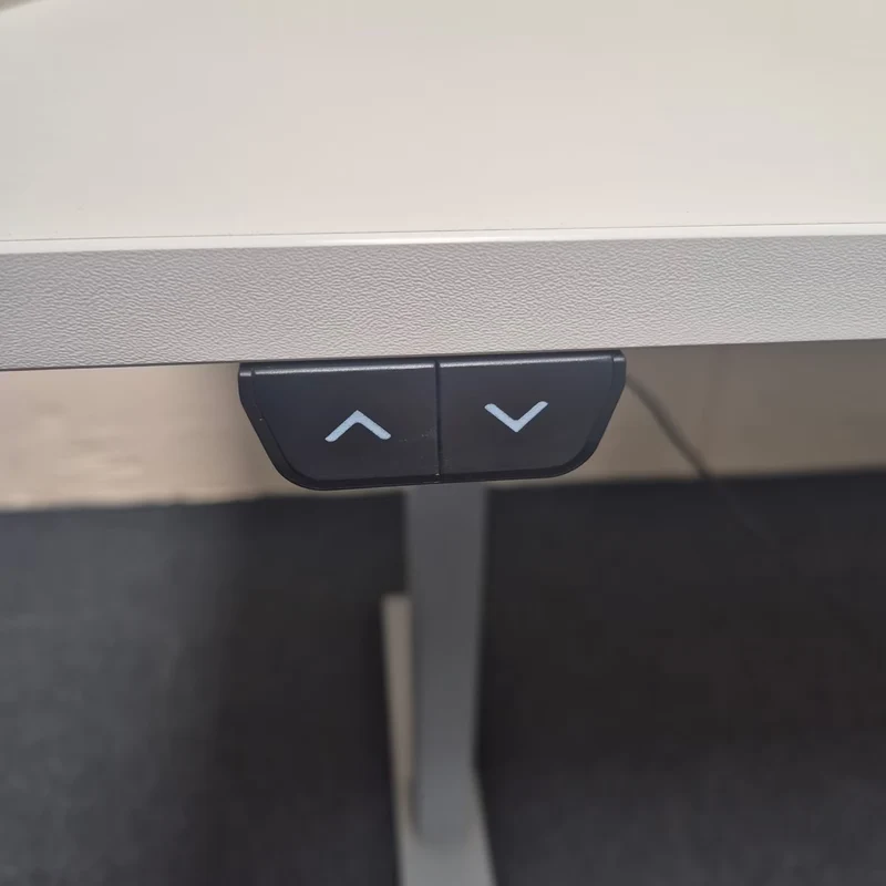 Elektrisch höhenverstellbarer Schreibtisch