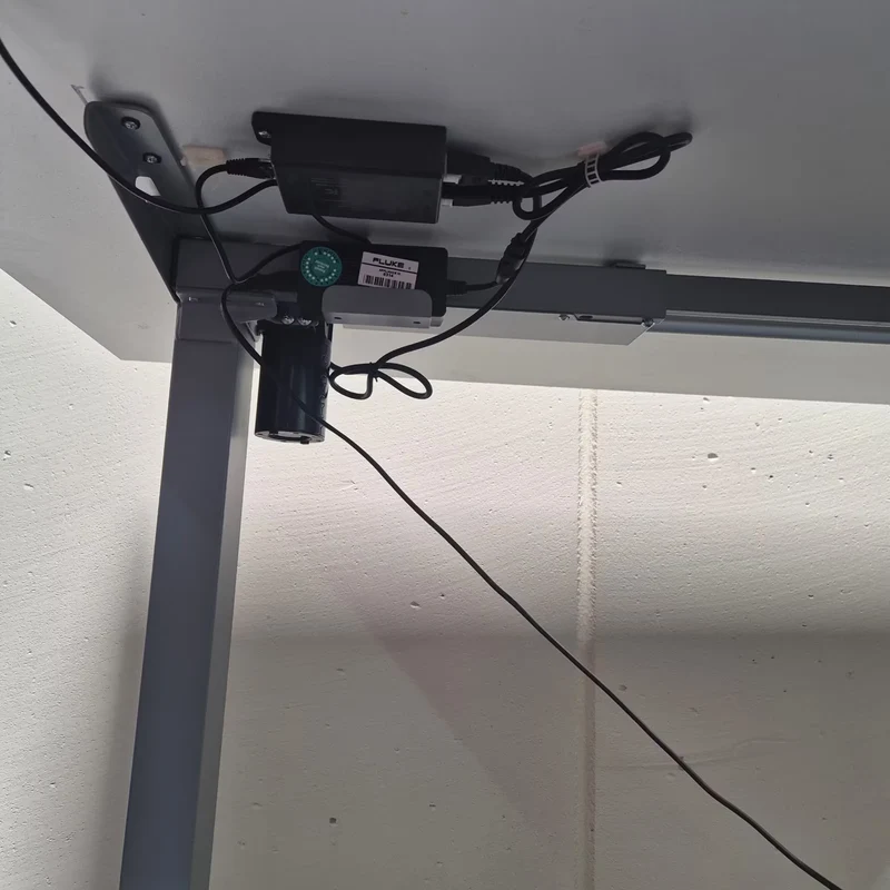 Elektrisch höhenverstellbarer Schreibtisch