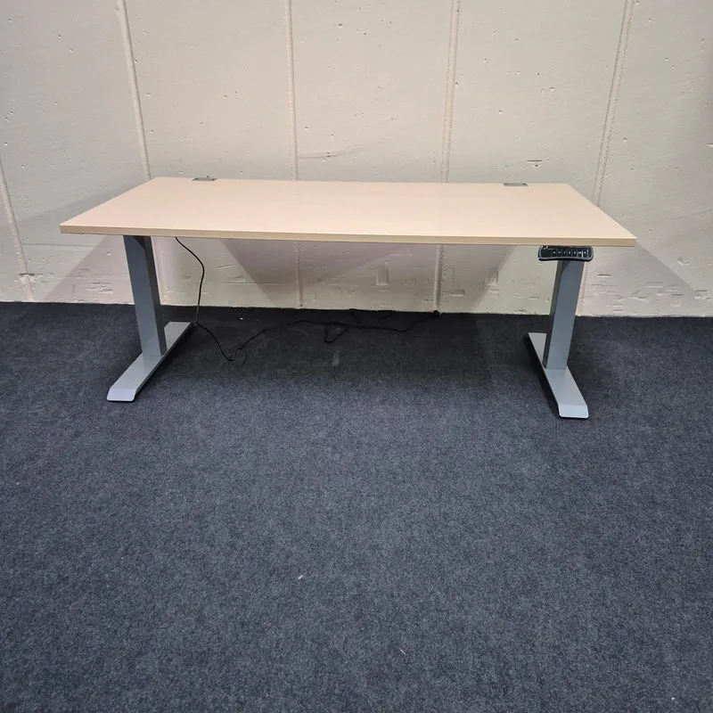 Elektrisch höhenverstellbarer Schreibtisch