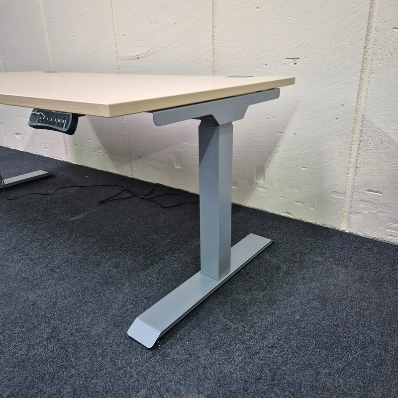 Elektrisch höhenverstellbarer Schreibtisch