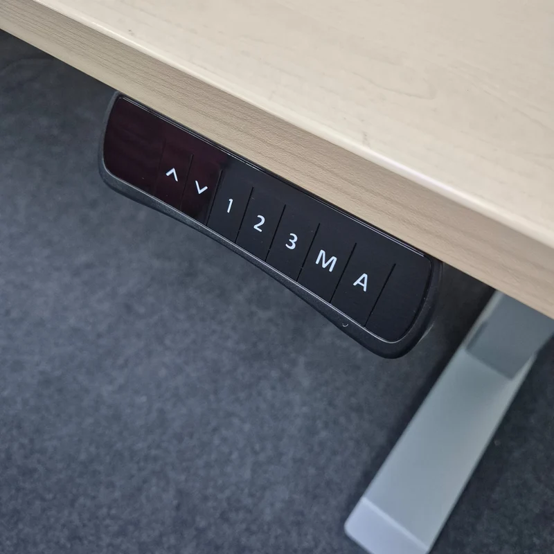 Elektrisch höhenverstellbarer Schreibtisch