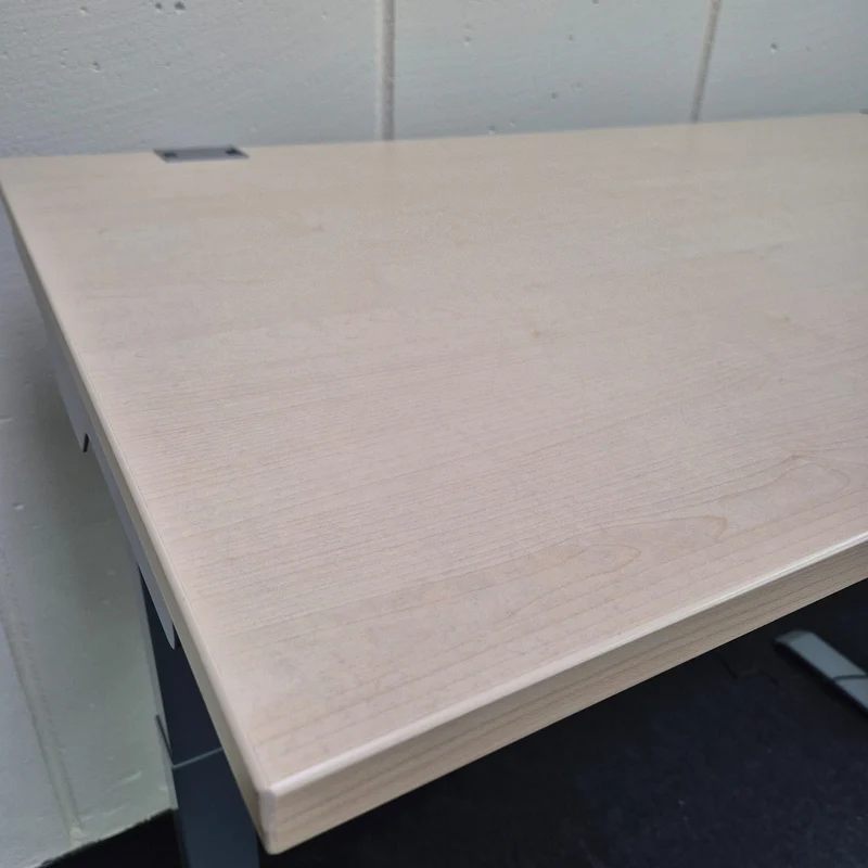 Elektrisch höhenverstellbarer Schreibtisch