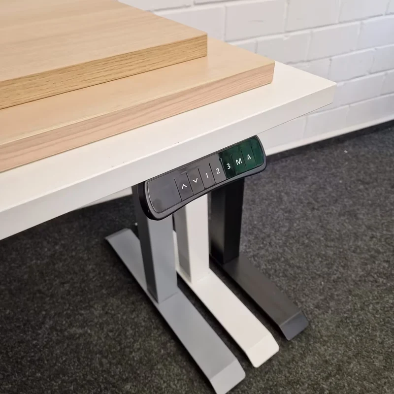 Elektrisch höhenverstellbarer Schreibtisch