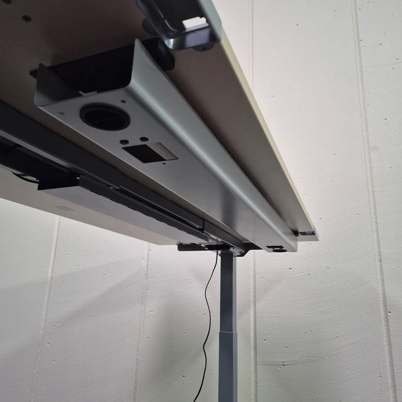 Elektrisch höhenverstellbarer Schreibtisch