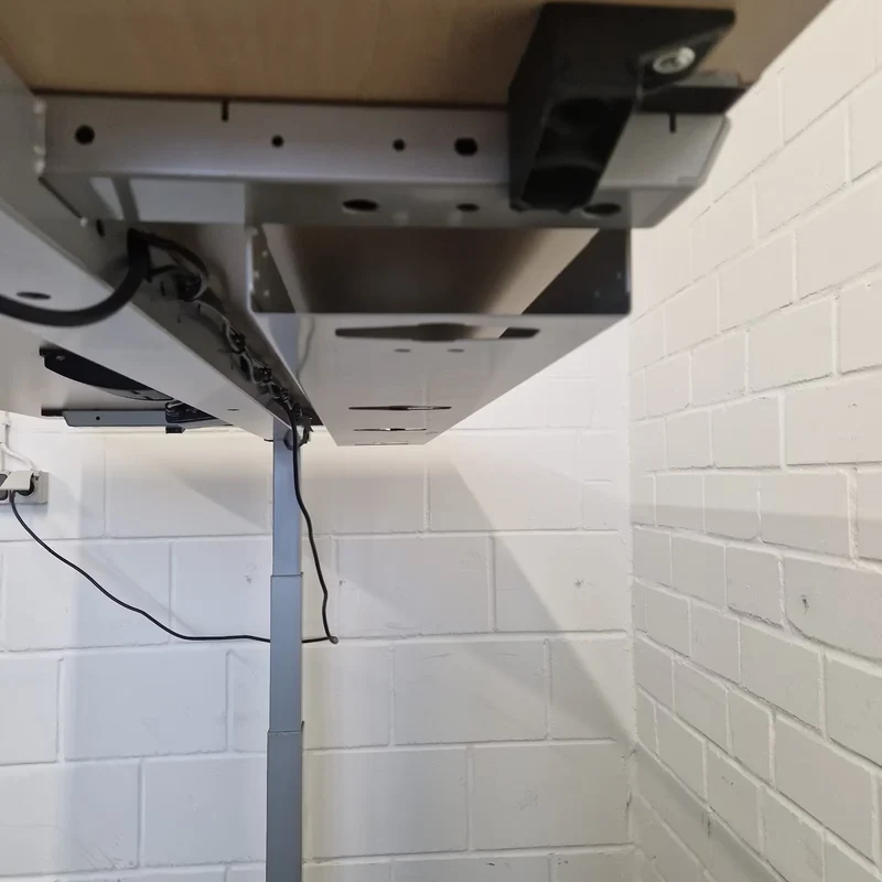 Elektrisch höhenverstellbarer Schreibtisch – König & Neurath