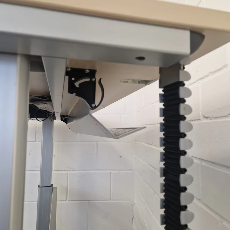Elektrisch höhenverstellbarer Schreibtisch – Ceka