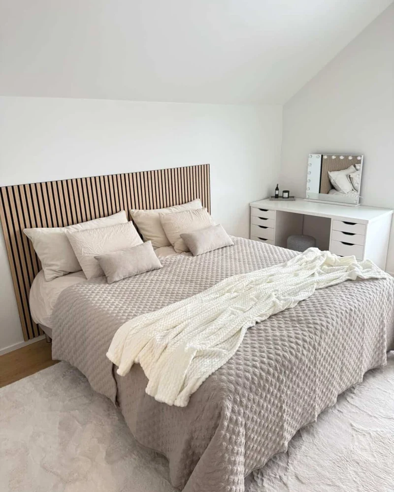 Premium Boxspringbett in Beige 180x200 cm mit 7 cm Memoryschaum-Topper, inkl. Bettbeine in Chrom