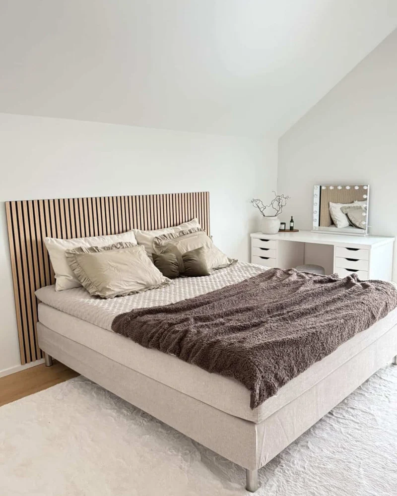 Premium Boxspringbett in Beige 180x200 cm mit 7 cm Memoryschaum-Topper, inkl. Bettbeine in Chrom