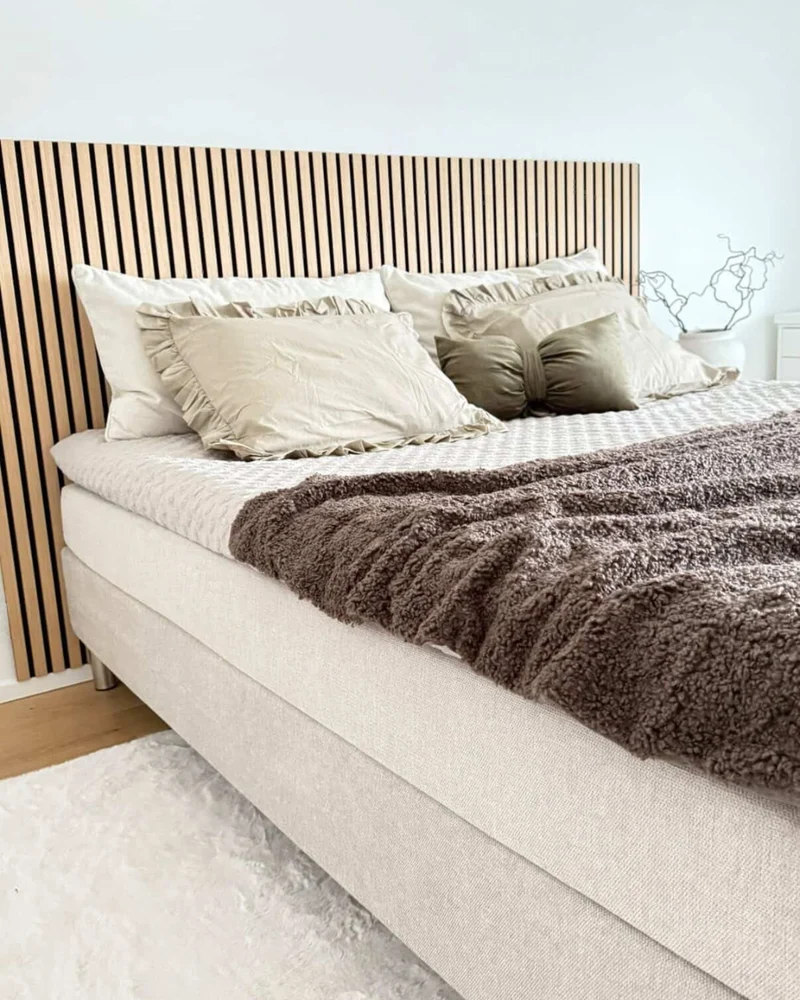 Boxspringbett in Beige 180x200 cm mit 4 cm PU-Schaum-Topper, inkl. Bettbeine in Chrom