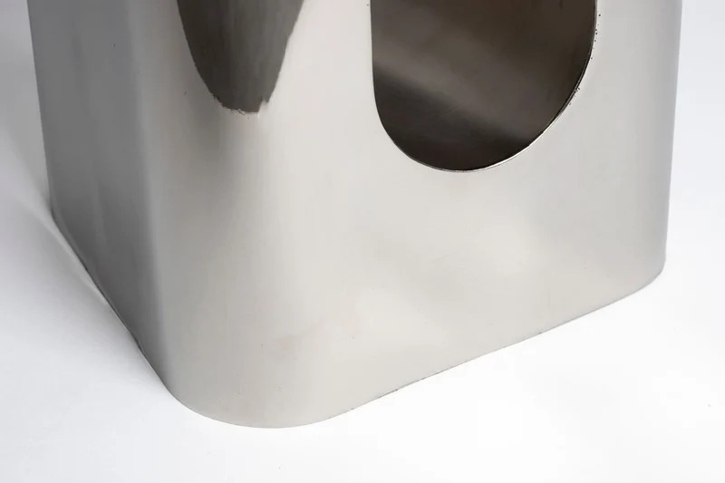 Hocker Creek Chrome in Silber, Beistelltisch aus Eisen mit Ablage