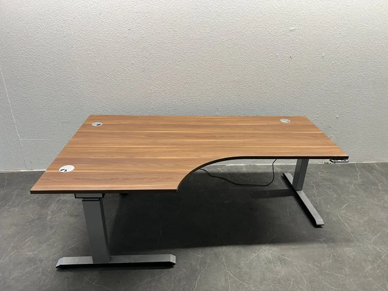 Sedus elektrisch höhenverstellbarer Eckschreibtisch Nussbaum
