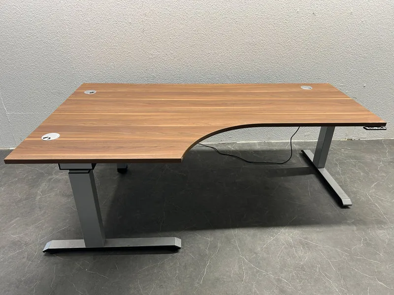 Sedus elektrisch höhenverstellbarer Eckschreibtisch Nussbaum