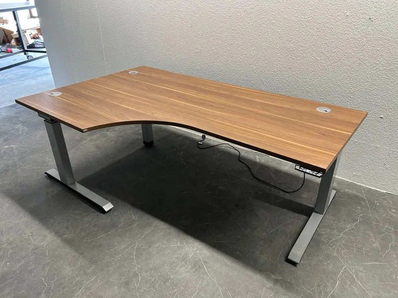 Sedus elektrisch höhenverstellbarer Eckschreibtisch Nussbaum