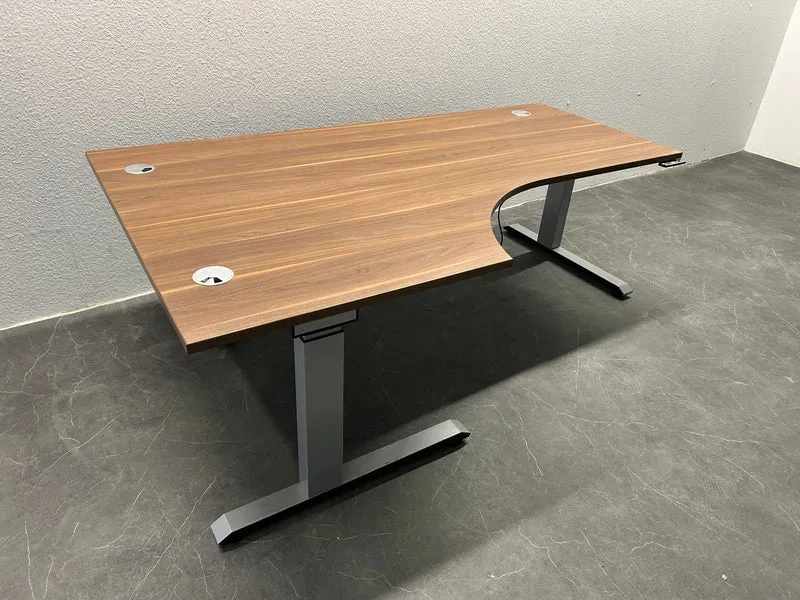 Sedus elektrisch höhenverstellbarer Eckschreibtisch Nussbaum