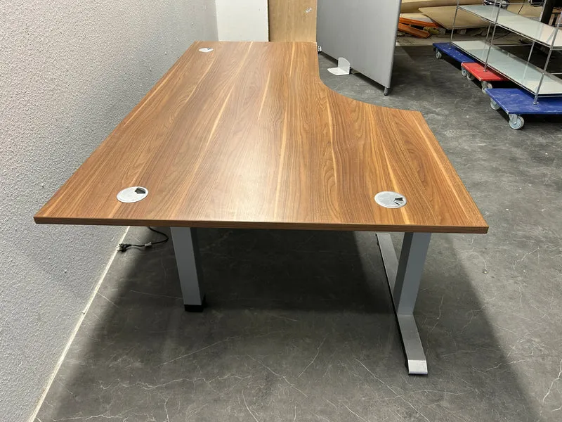 Sedus elektrisch höhenverstellbarer Eckschreibtisch Nussbaum