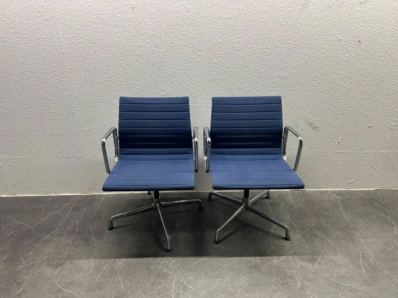 Vitra Eames 108 Blau Konferenzstuhl Blau