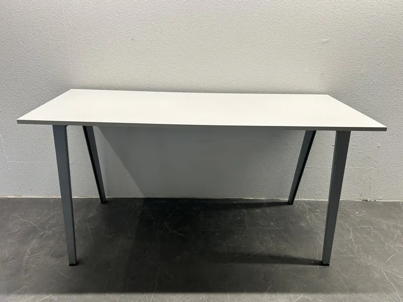 Steelcase Stehtisch Weiß / Grau