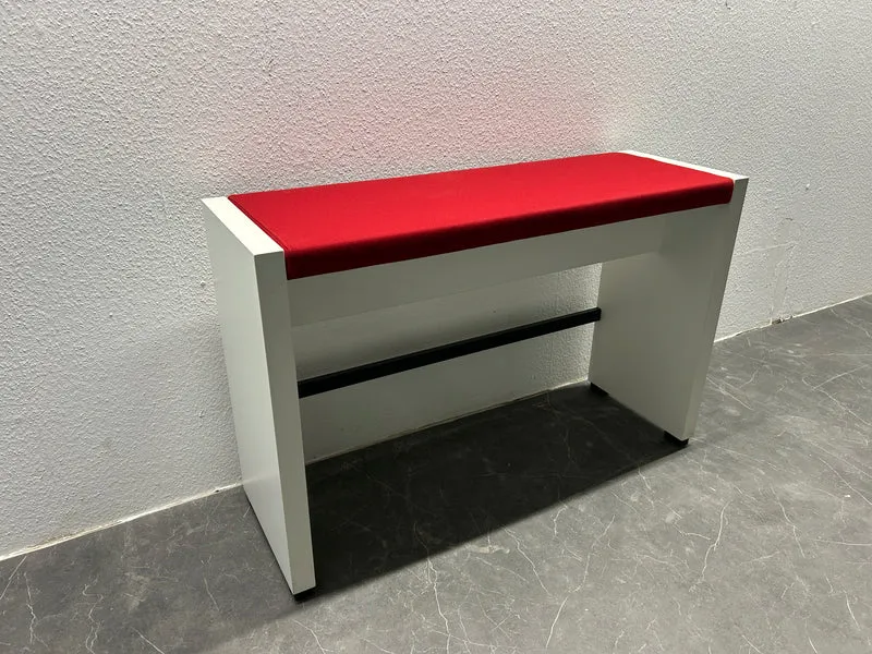 König & Neurath Sitzbank Wartebank Blau Rot Gelb