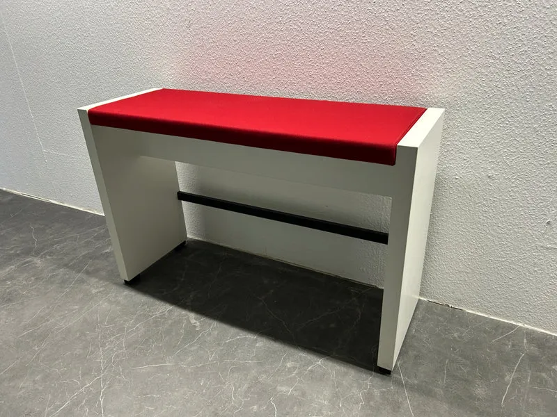 König & Neurath Sitzbank Wartebank Blau Rot Gelb