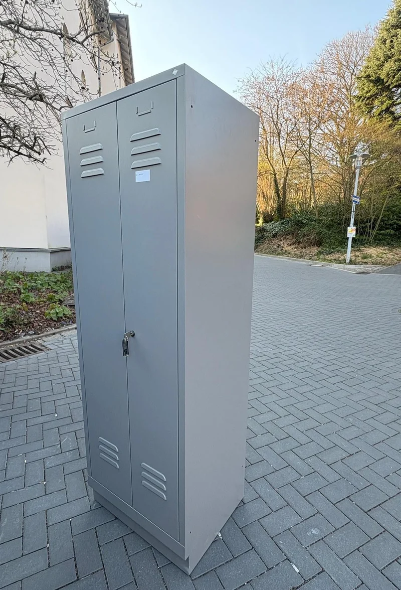 C + P Möbelsysteme Spinde Garderobenschränke Schließfachschrank Metallschrank Silber