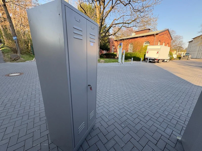 C + P Möbelsysteme Spinde Garderobenschränke Schließfachschrank Metallschrank Silber