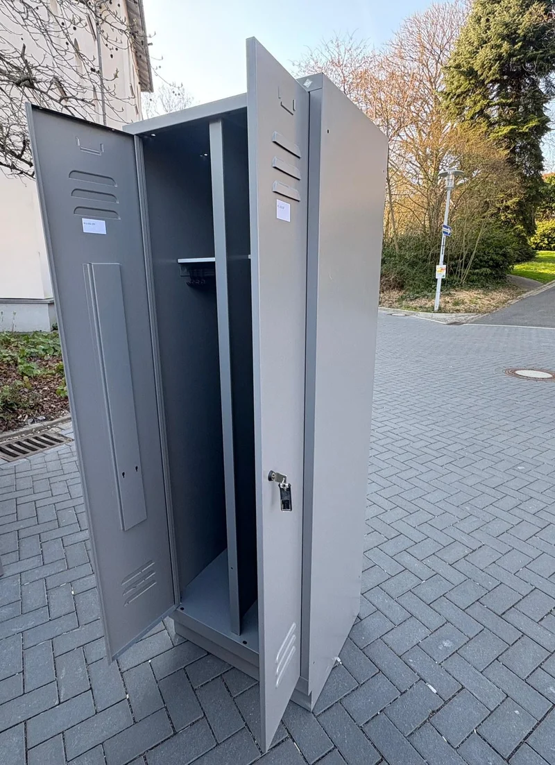 C + P Möbelsysteme Spinde Garderobenschränke Schließfachschrank Metallschrank Silber