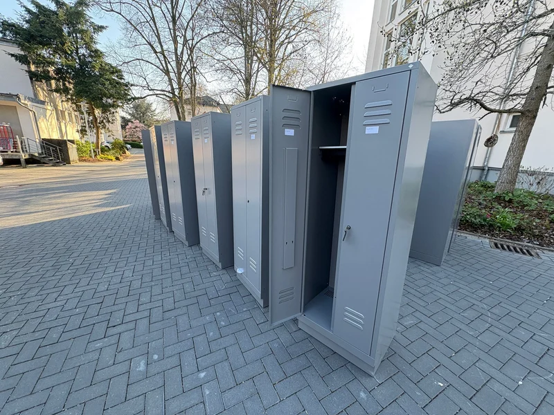 C + P Möbelsysteme Spinde Garderobenschränke Schließfachschrank Metallschrank Silber