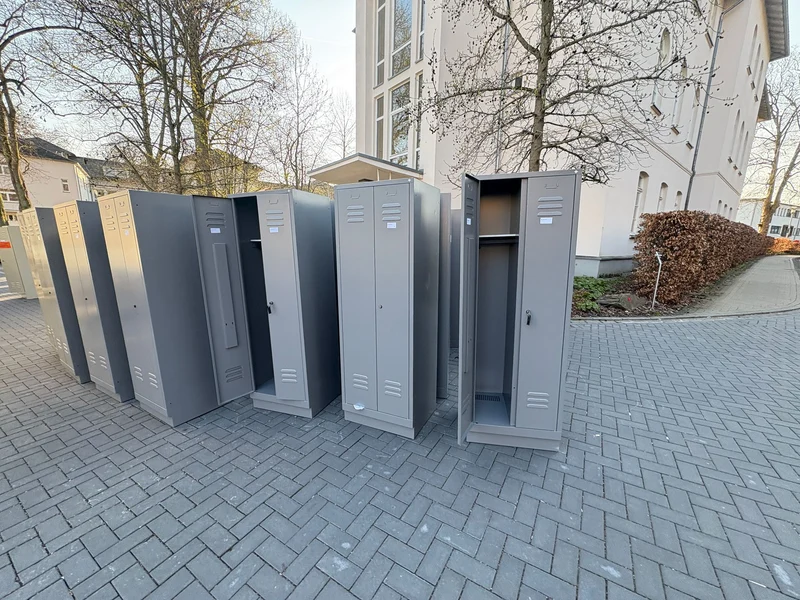 C + P Möbelsysteme Spinde Garderobenschränke Schließfachschrank Metallschrank Silber