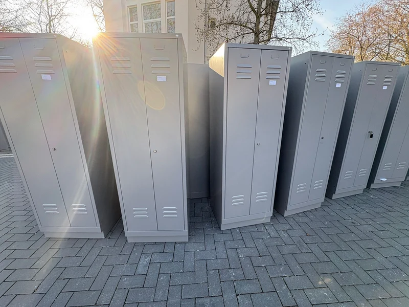 C + P Möbelsysteme Spinde Garderobenschränke Schließfachschrank Metallschrank Silber