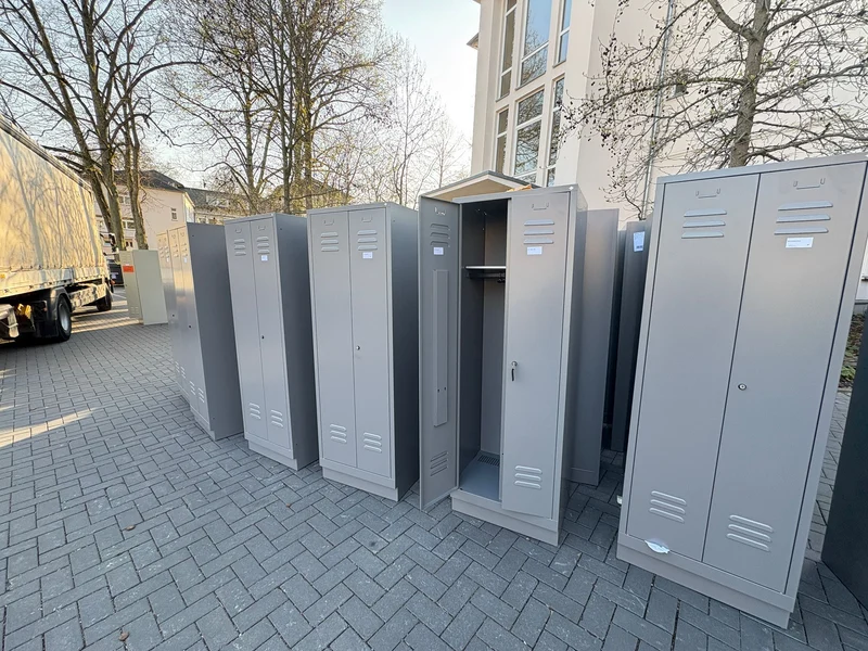 C + P Möbelsysteme Spinde Garderobenschränke Schließfachschrank Metallschrank Silber