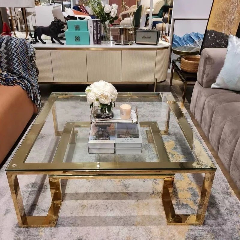 Design-Couchtisch "AUREA" – Quadratischer Glas-Wohnzimmertisch mit geometrischem Gold-Gestell
