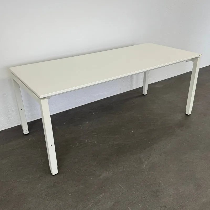 Ergodata Line Desk Schreibtisch 1800x800 mm Weiss Gebrauchsspuren an der Tischkante