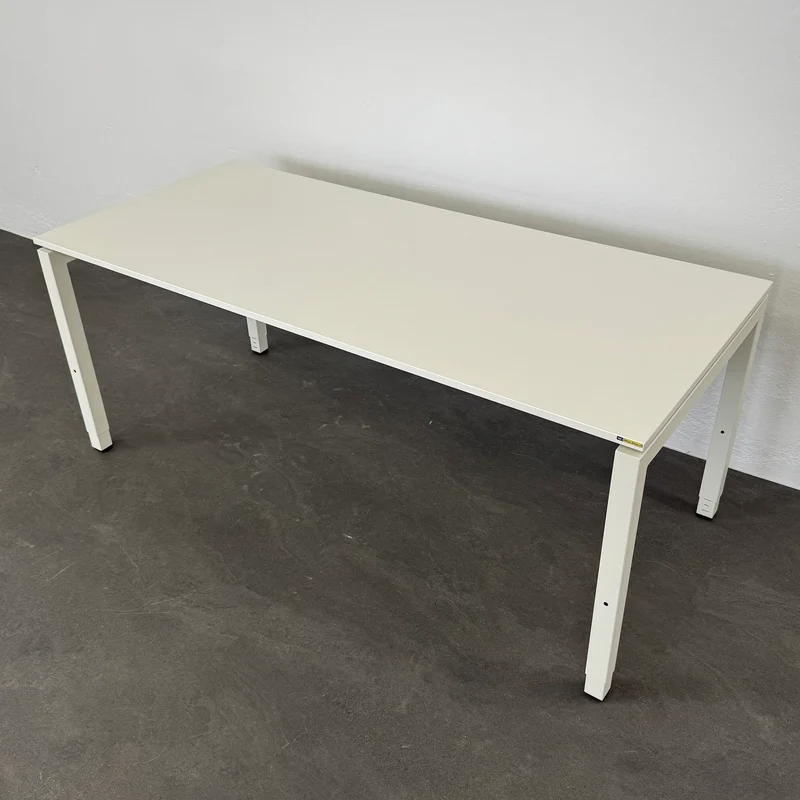Ergodata Line Desk Schreibtisch 1800x800 mm Weiss Gebrauchsspuren an der Tischkante