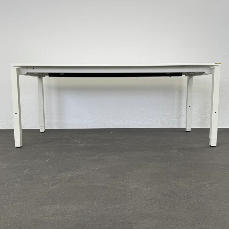 Ergodata Line Desk Schreibtisch 1800x800 mm Weiss Gebrauchsspuren an der Tischkante
