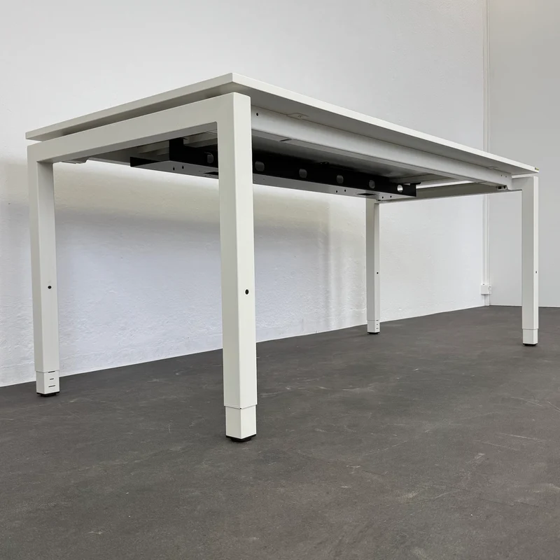 Ergodata Line Desk Schreibtisch 1800x800 mm Weiss Gebrauchsspuren an der Tischkante