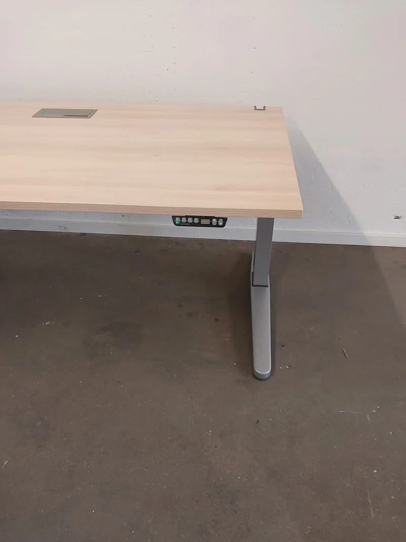 Steelcase - Kalidro elektrisch höhenverstellbarer Winkelschreibtisch