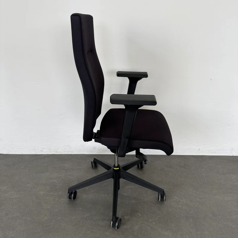 Züco Cubo Bürodrehstuhl schwarz mit 2D-Armlehnen