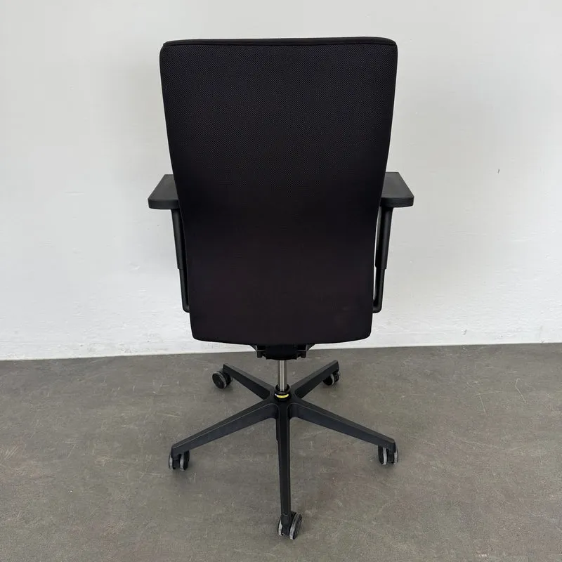 Züco Cubo Bürodrehstuhl schwarz mit 2D-Armlehnen