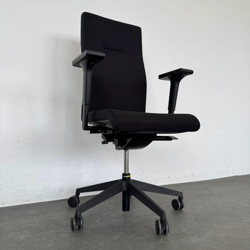 Züco Cubo Bürodrehstuhl schwarz mit 2D-Armlehnen