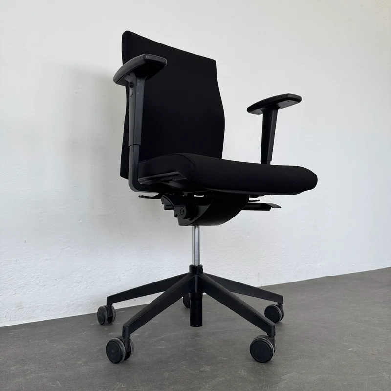 Züco Cubo Bürodrehstuhl schwarz mit Armlehnen