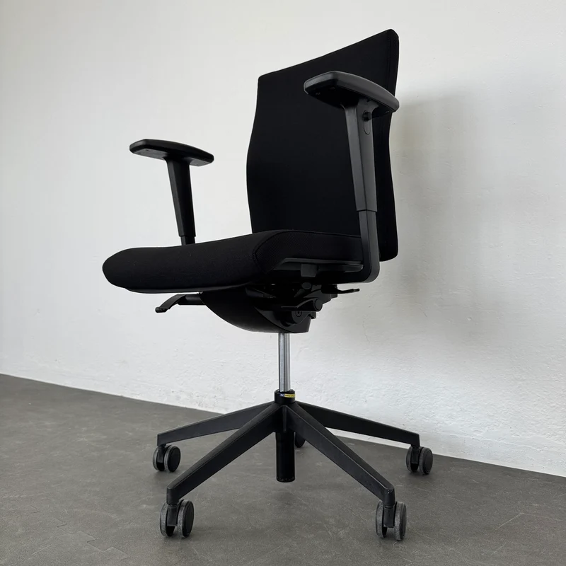 Züco Cubo Bürodrehstuhl schwarz mit Armlehnen