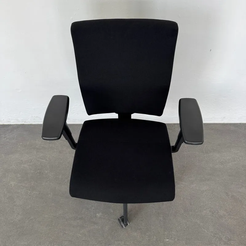 Züco Cubo Bürodrehstuhl schwarz mit Armlehnen
