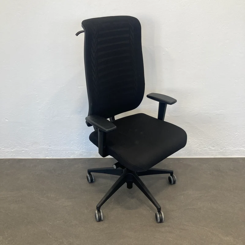 Girsberger Reflex Bürodrehstuhl schwarz mit Armlehnen und Kleiderbügel