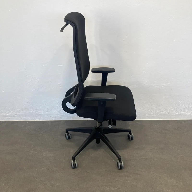 Girsberger Reflex Bürodrehstuhl schwarz mit Armlehnen und Kleiderbügel