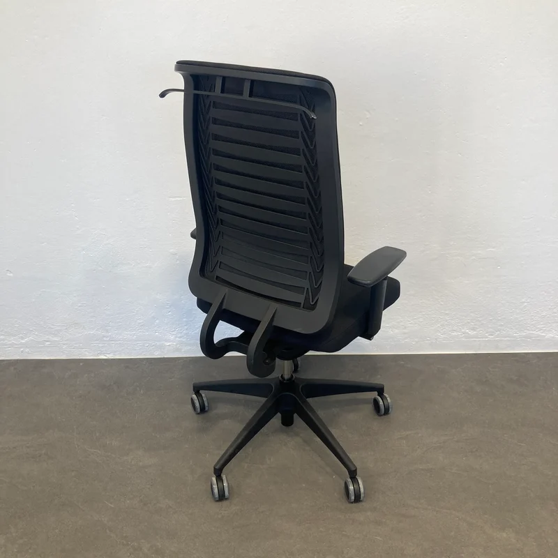 Girsberger Reflex Bürodrehstuhl schwarz mit Armlehnen und Kleiderbügel